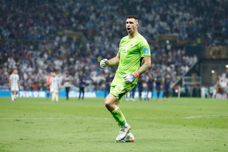 Aston Villa rejeita primeira proposta e Inter de Milão fará nova investida por Emiliano Martínez