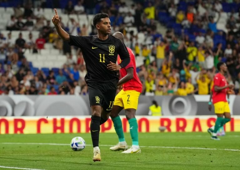 Rodrygo, cria do Santos, admite que aceitaria jogar no São Paulo