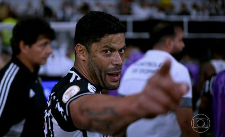 Hulk fala sobre expulsão e critica árbitro após suposta comemoração: “Ele gritou na minha cara”