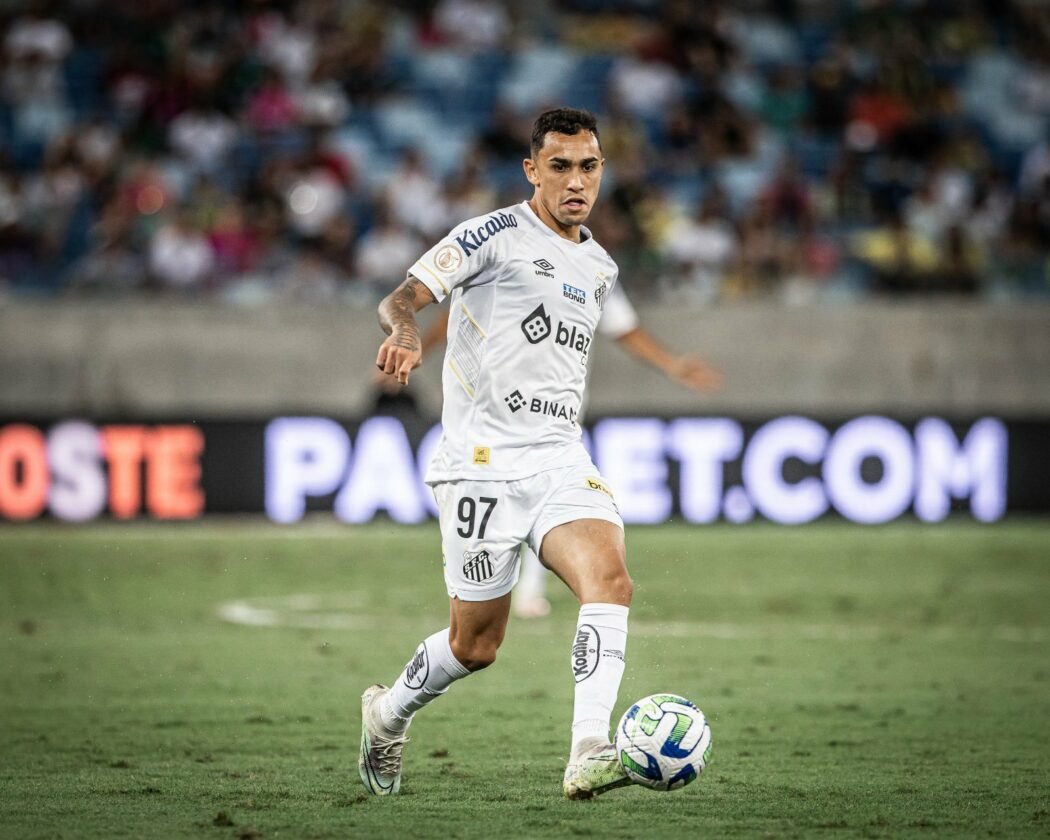 O meia Luan Dias teve sua primeira oportunidade como titular no Santos.