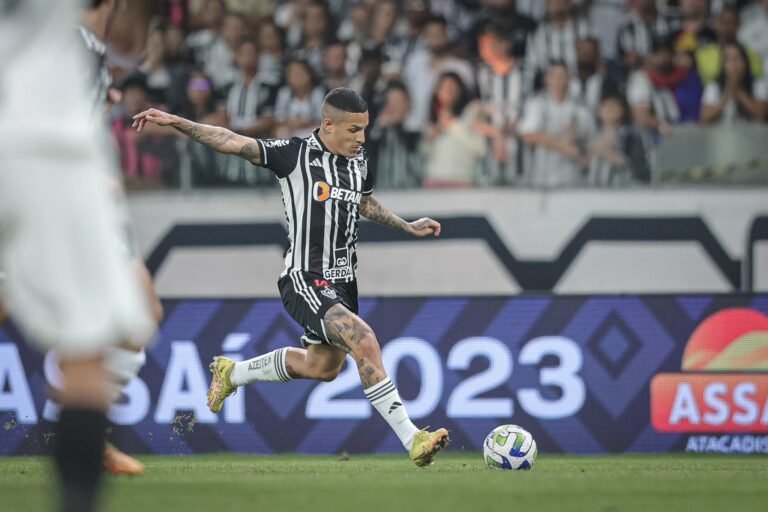 Auxiliar de Felipão explica substituição de Guilherme Arana diante o Corinthians