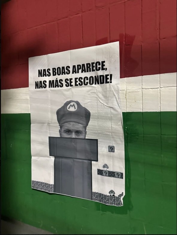 Torcida do Fluminense protesta com cartazes contra o presidente em Laranjeiras