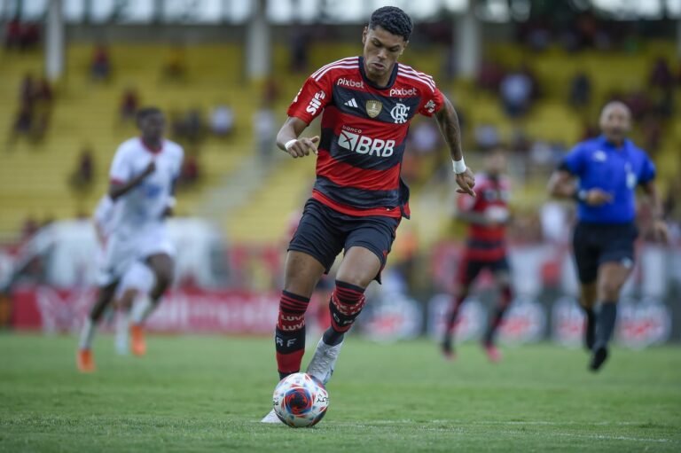 Flamengo fatura R$ 5,1 milhões com venda de Mateusão para clube árabe