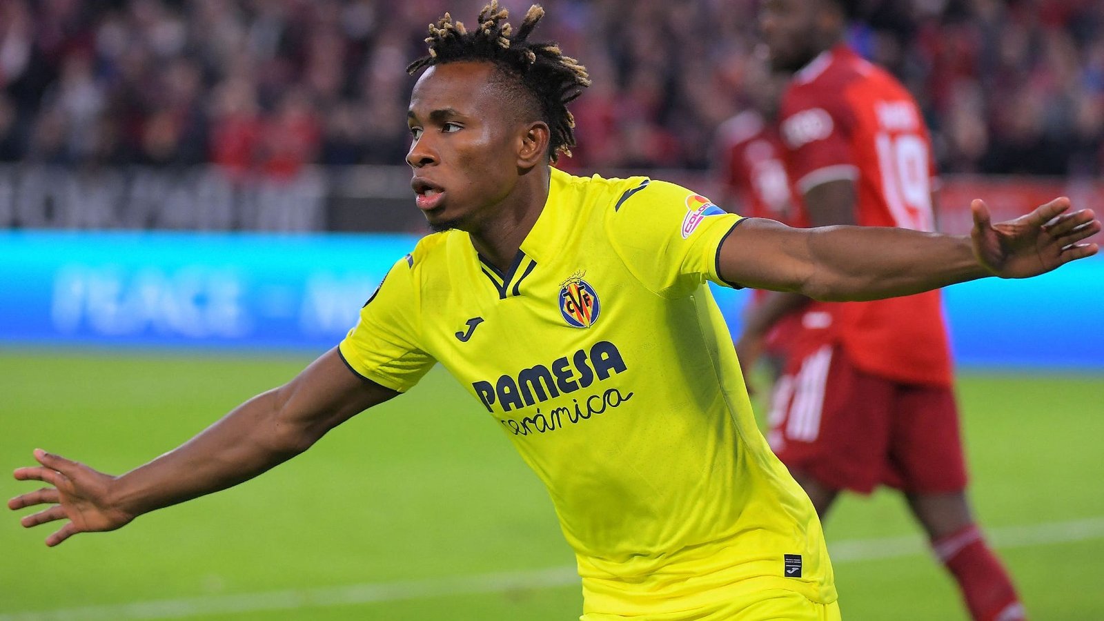 Chukwueze, próximo de se tornar jogador do Milan, com a camisa do Villarreal