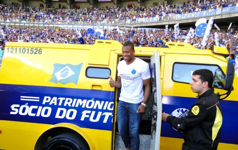 Lembra? Júlio Baptista conta por que foi apresentado em carro forte no Cruzeiro