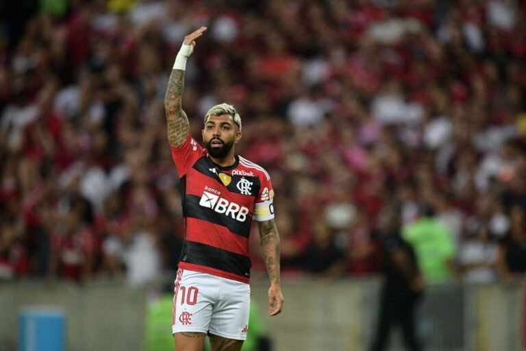 Gabigol discute com Marcos Braz após nova lesão provocada pelo gramado do Maracanã
