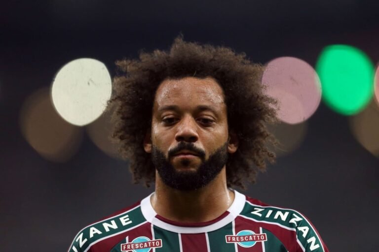 Marcelo sente dores na panturrilha e vira dúvida para clássico contra o Flamengo