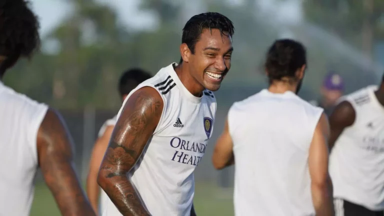 Antônio Carlos negocia rescisão para assinar com Fluminense