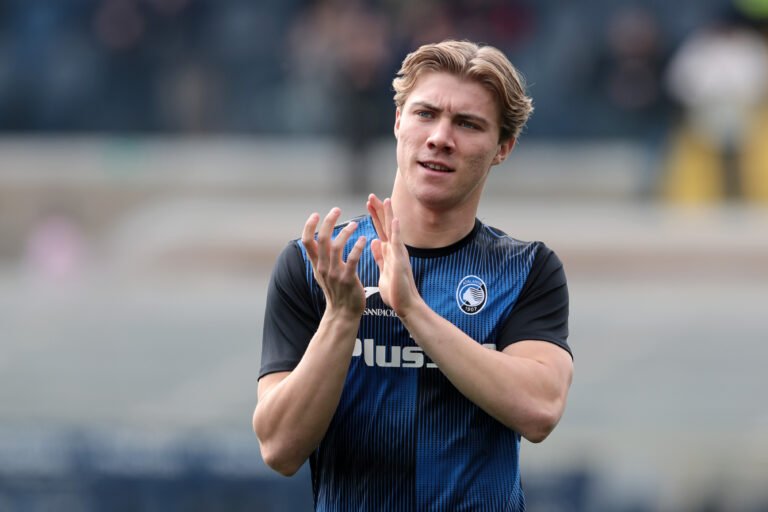 Manchester United chega a acordo com Rasmus Hojlund e deve anunciar contratação do atacante dinamarquês em breve.