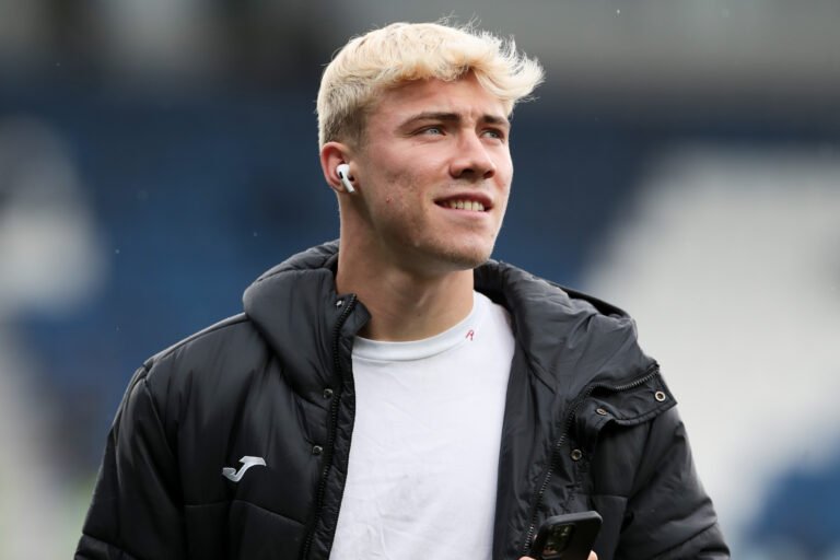 Manchester United faz nova oferta por Rasmus Hojlund e ultrapassa os 60 milhões de euros oferecidos anteriormente à Atalanta.