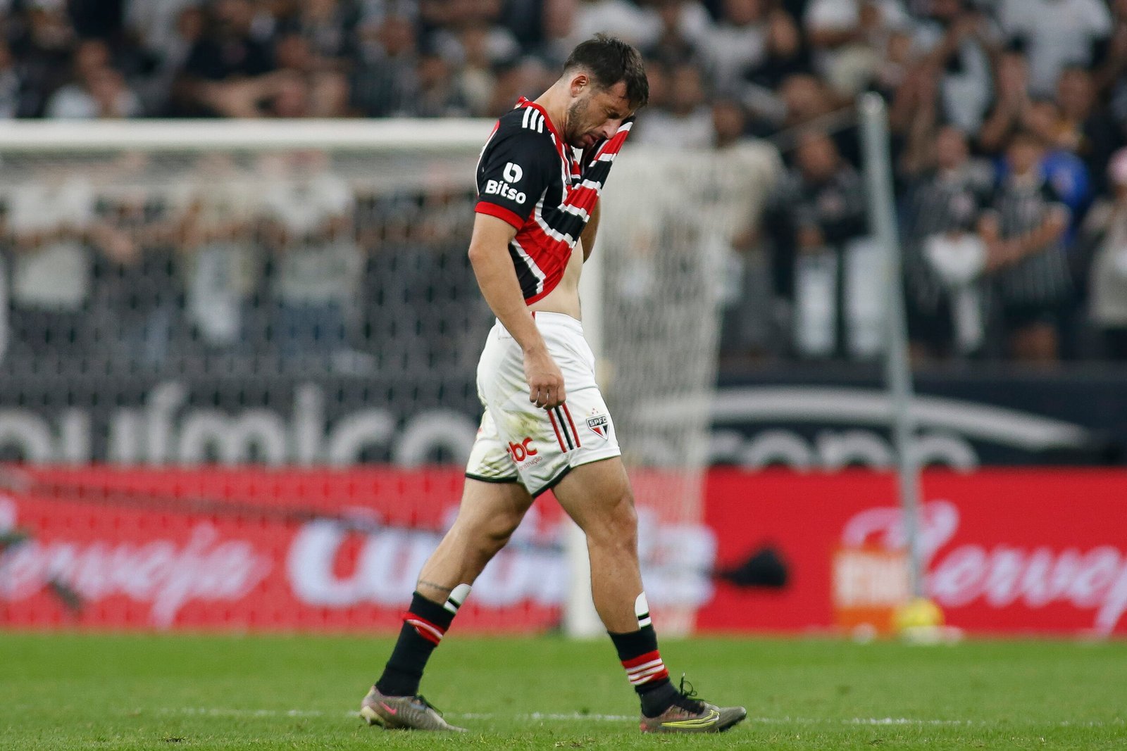 Calleri apresenta evolução do seu quadro de dores na coxa direita e participa de treino do São Paulo. Erison faz tratamento no Reffis