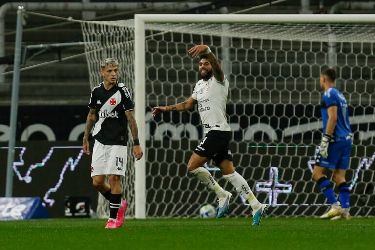 Yuri Alberto rasga elogios a Vanderlei Luxemburgo após vitória no Brasileirão e exalta estilo de trabalho do treinador.