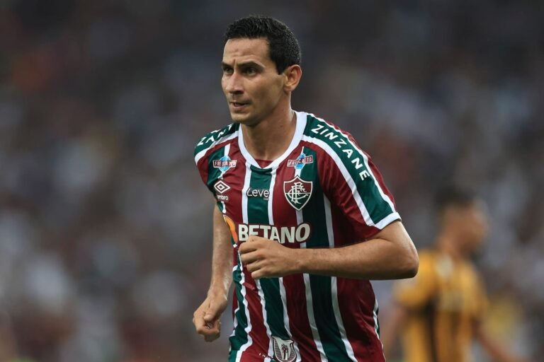 Com lesão no pé esquerdo, Ganso vem atuando ‘no sacrifício’ pelo Fluminense