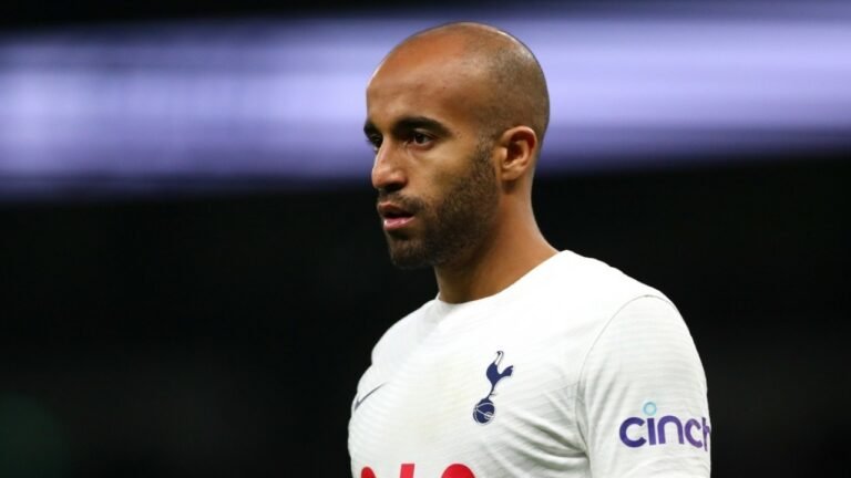 Lucas Moura deve responder proposta do São Paulo nesta segunda
