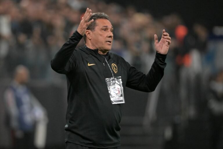 Corinthians olha o mercado em busca de contratação de novo lateral-esquerdo antes do fim da atual janela de transferências.