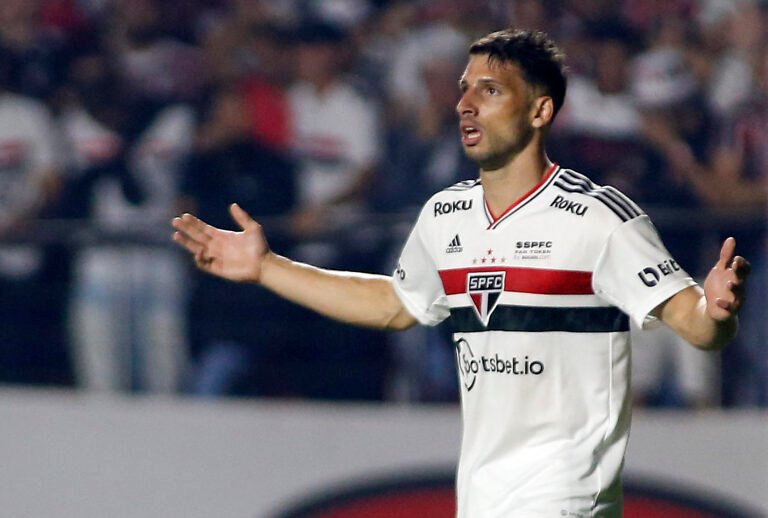 Calleri ficará de fora e Dorival Júnior terá três desfalques em duelo do São Paulo diante do Fluminense