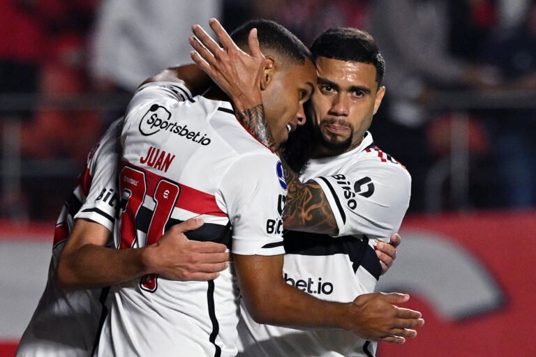 São Paulo negocia novo contrato de material esportivo. Tricolor busca exclusividade e atenção no próximo acordo.