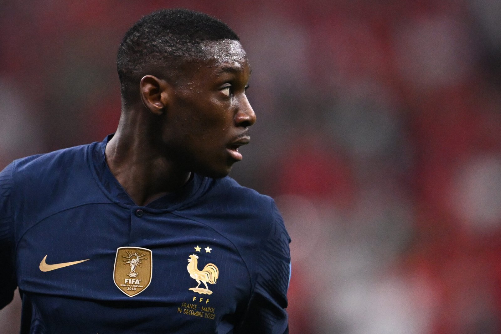 Manchester United avança pela contratação de Rasmus Hojlund mas mantém Kolo Muani na mira como outra opção.