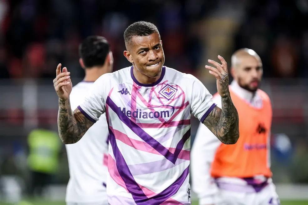 Igor, do Brighton, com a camisa da Fiorentina