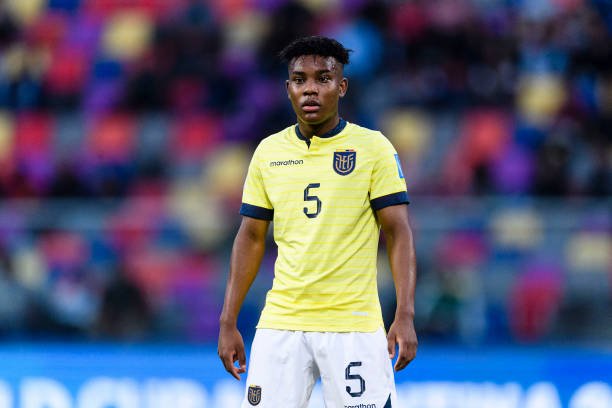 Barcelona monitora joia equatoriana para substituir Busquets