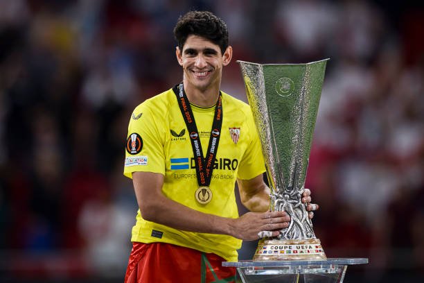 Bayern de Munique monitora goleiro marroquino para substituir Neuer