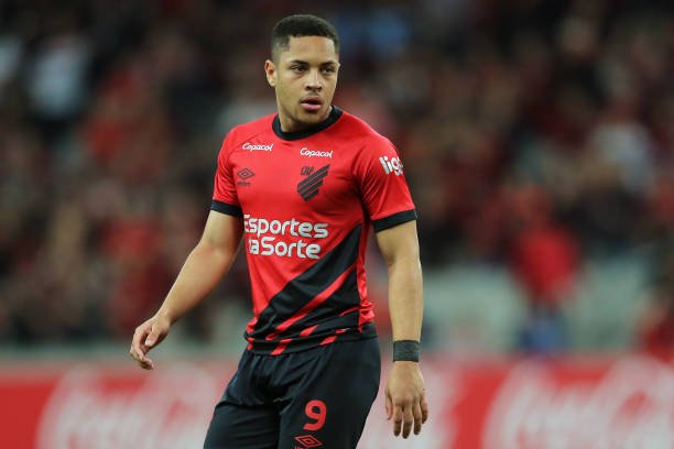 Barcelona coloca multa bilionária em Vitor Roque e pagará bônus se atacante vencer Bola de Ouro