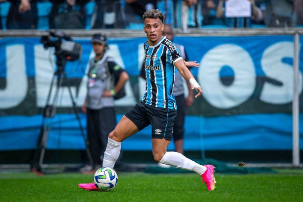 Arsenal observa Bitello e tem conversa com diretoria do Grêmio