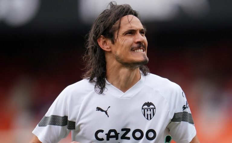 Flamengo e Corinthians devem formalizar proposta por Cavani, diz jornalista