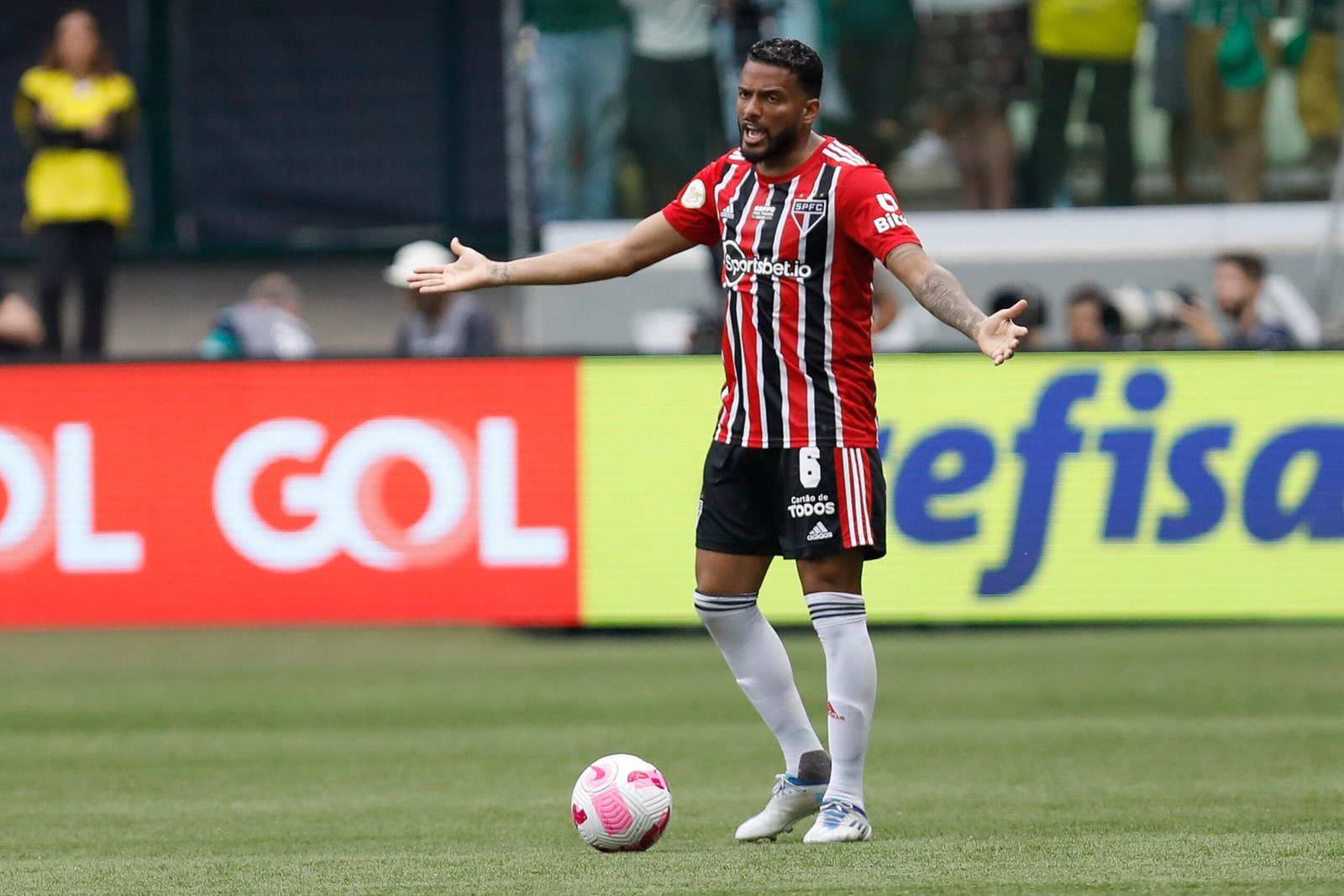 Lateral-esquerdo Reinaldo cobra dívida do São Paulo e o clube busca acordo para evitar problemas na Justiça.