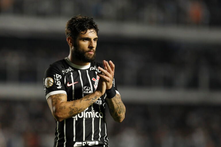 Yuri Alberto fala sobre confiança ganha com gol marcado e exalta união do elenco do Corinthians durante fase difícil.