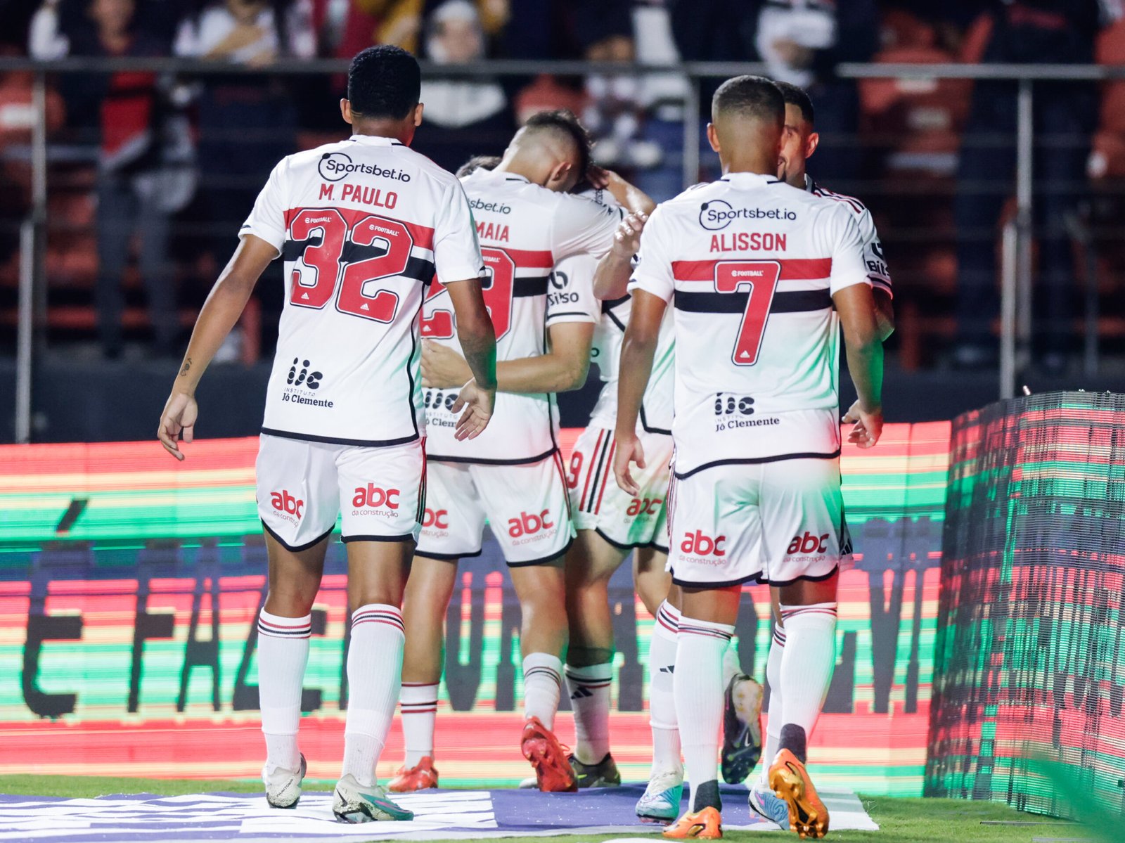 São Paulo dá sinal positivo para proposta da New Balance, mas acordo ainda não está fechado e Adidas pode cobrir a proposta.