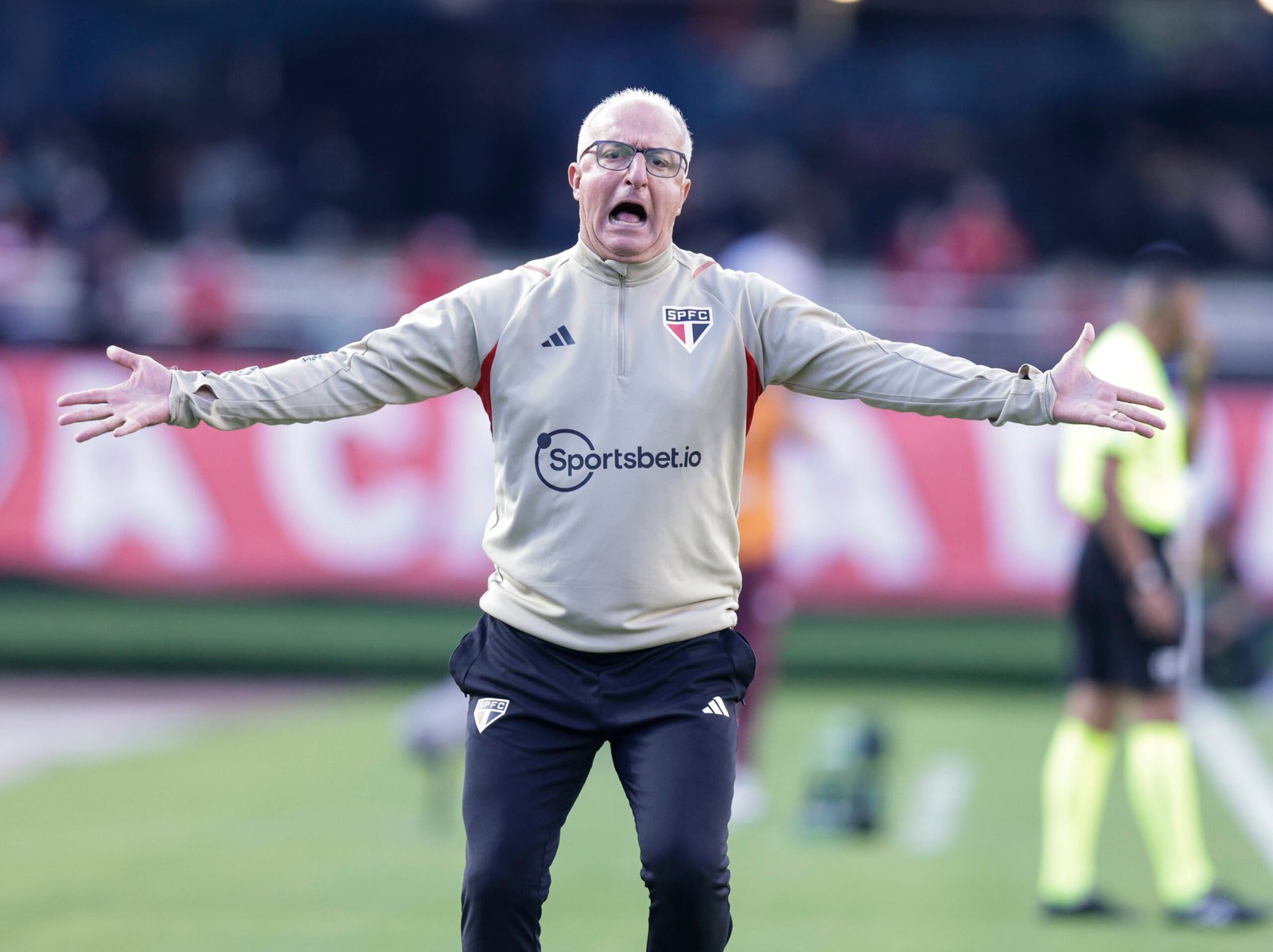 Dorival Júnior deve ter 12 desfalques para montar equipe do São Paulo diante do Palmeiras pela Copa do Brasil.