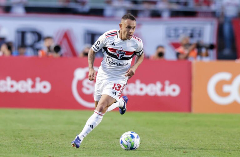 Se mantendo como titular da lateral-direita do São Paulo, Rafinha revela que não tem planos de aposentadoria neste momento.