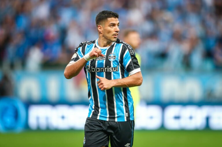 Suárez recebe terceiro cartão amarelo e terá que cumprir suspensão contra o Flamengo