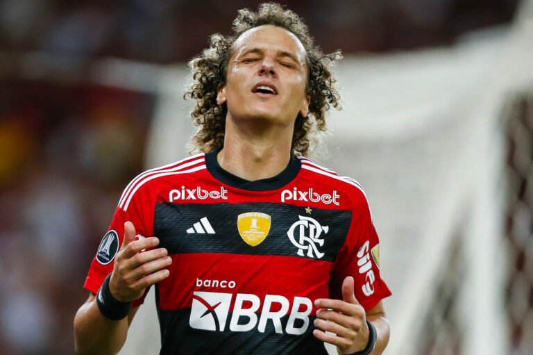David Luiz treina sem restrições e pode ser relacionado para enfrentar o Internacional