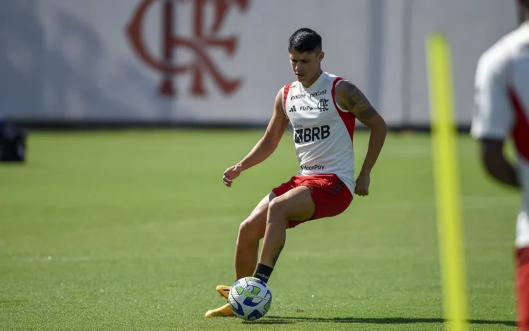 Luiz Araújo ganhará oportunidade como titular contra o Internacional