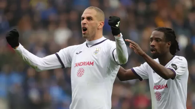 Botafogo faz sondagem por Islam Slimani, mas recua após resultado de exame de Tiquinho Soares