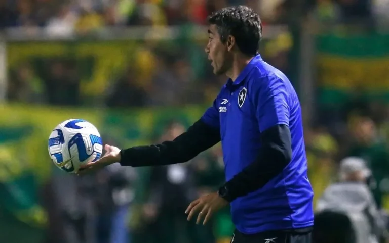 Bruno Lage se responsabiliza por derrota do Botafogo na Copa Sul-Americana