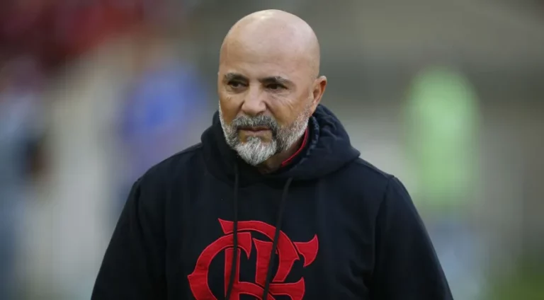 Após mais um caso de agressão, Sampaoli pede reunião de urgência com líderes do elenco do Flamengo