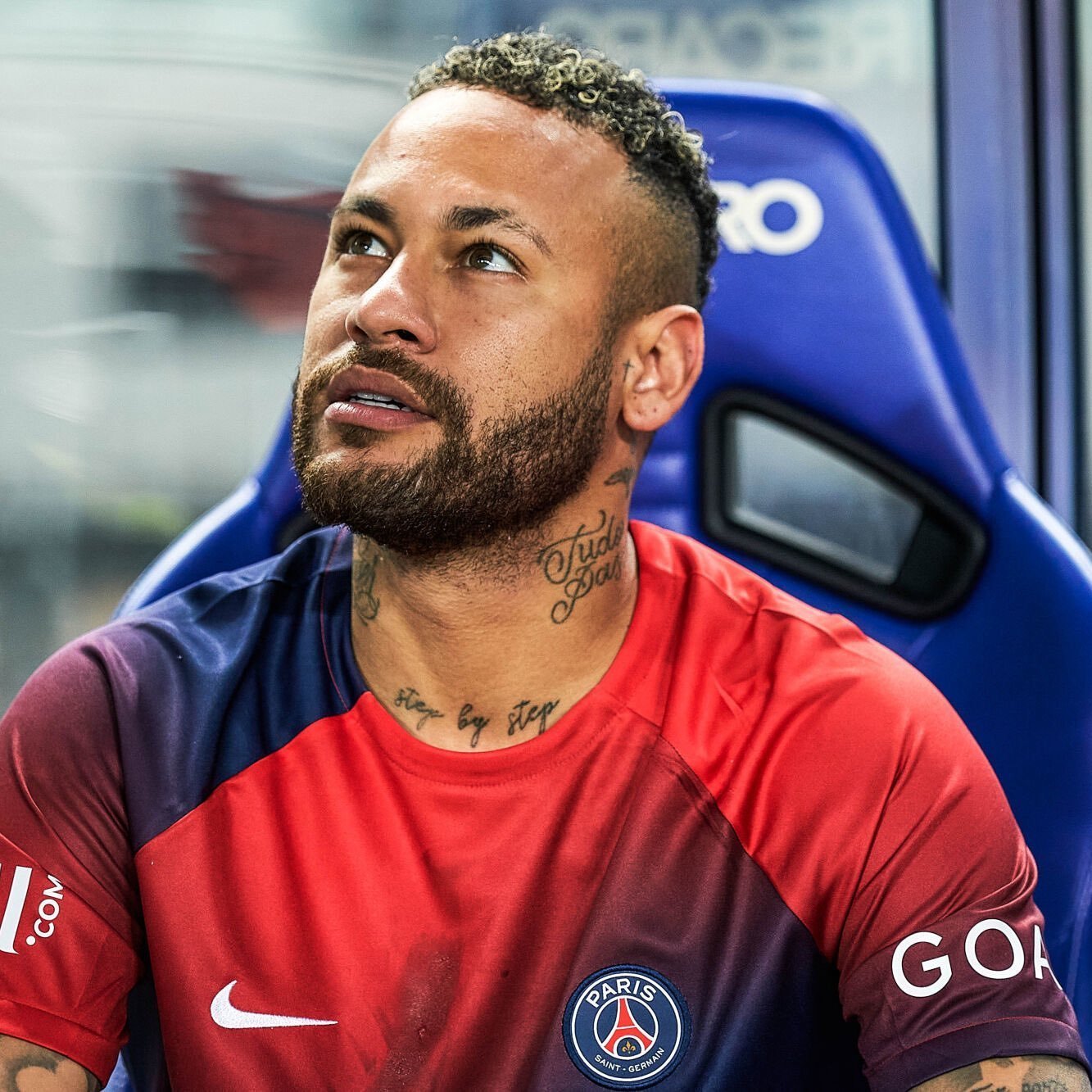 Em meio a rumores de saída, Neymar comparece a treino do PSG