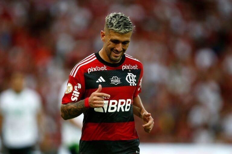 Arrascaeta publica imagem tratando lesão e manda recado para torcida