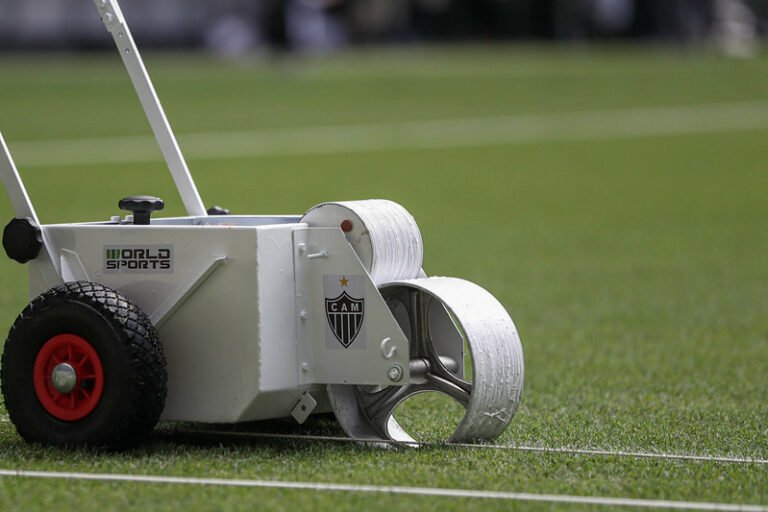 Após derrota, Atlético inicia replantio do gramado na Arena MRV