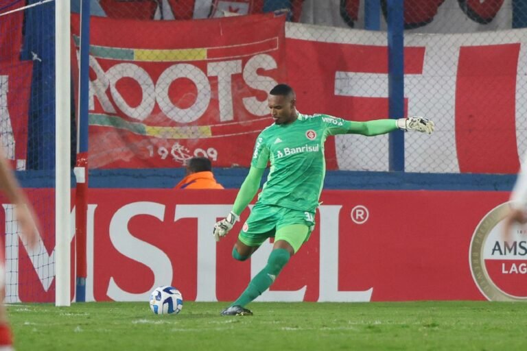 Clube espanhol negocia a contratação de John, goleiro do Internacional