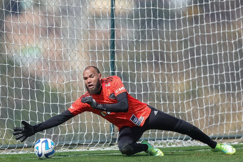 Everson é desfalque no Atlético após 51 jogos seguidos como titular; Matheus Mendes assume a vaga