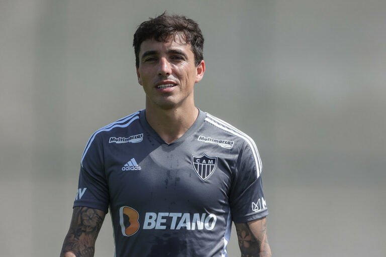 Saravia projeta confronto com Palmeiras, comenta jejum de vitórias e fala sobre melhora individual