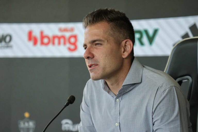 Gerente de futebol, Victor comenta bom clima do elenco com Felipão e afasta “crise”