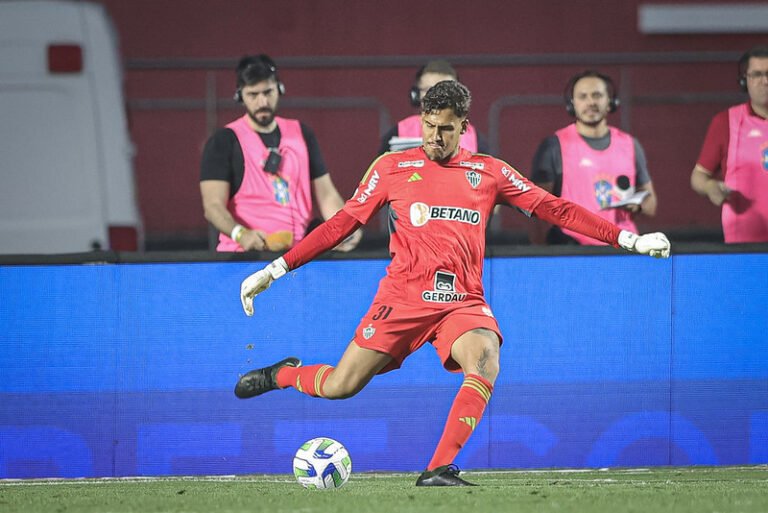 Substituto de Everson, Matheus Mendes comenta chances de título após vitória