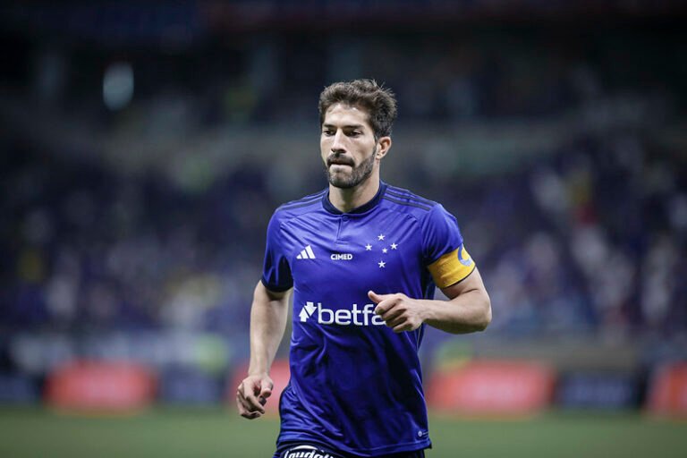 “Vestir o manto celeste é diferente”, diz Lucas Silva após partida como capitão pelo Cruzeiro