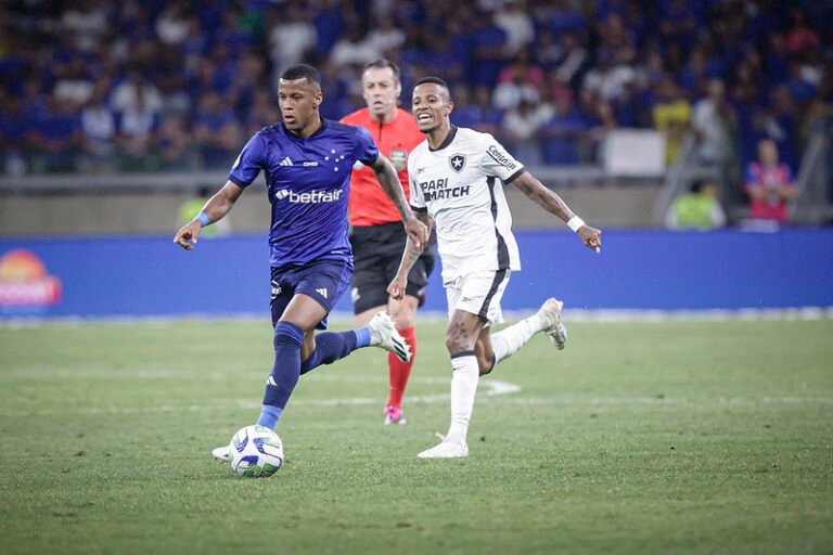 Com emoção até o final, Cruzeiro e Botafogo empatam no Mineirão