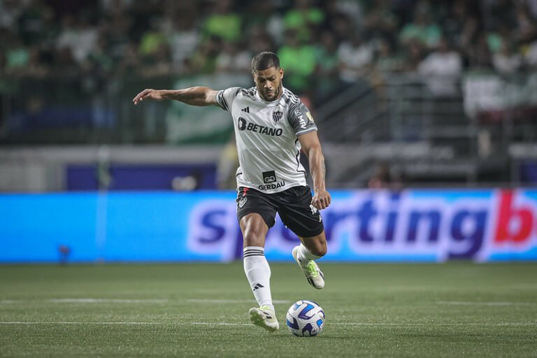 Hulk lamenta eliminação e relevou conversas com árbitro sobre lance de suposto pênalti
